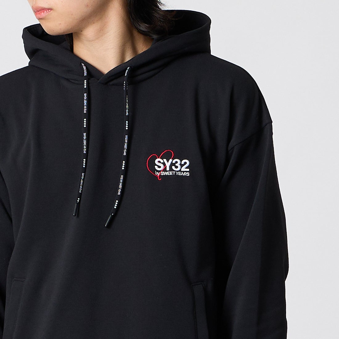 SY32 [エスワイサーティトゥ] 刺繍 オーバーサイズ プルオーバーフーディ [32-26A1-20] BLACK &&モデル身長：177cm 着用サイズ：M&&