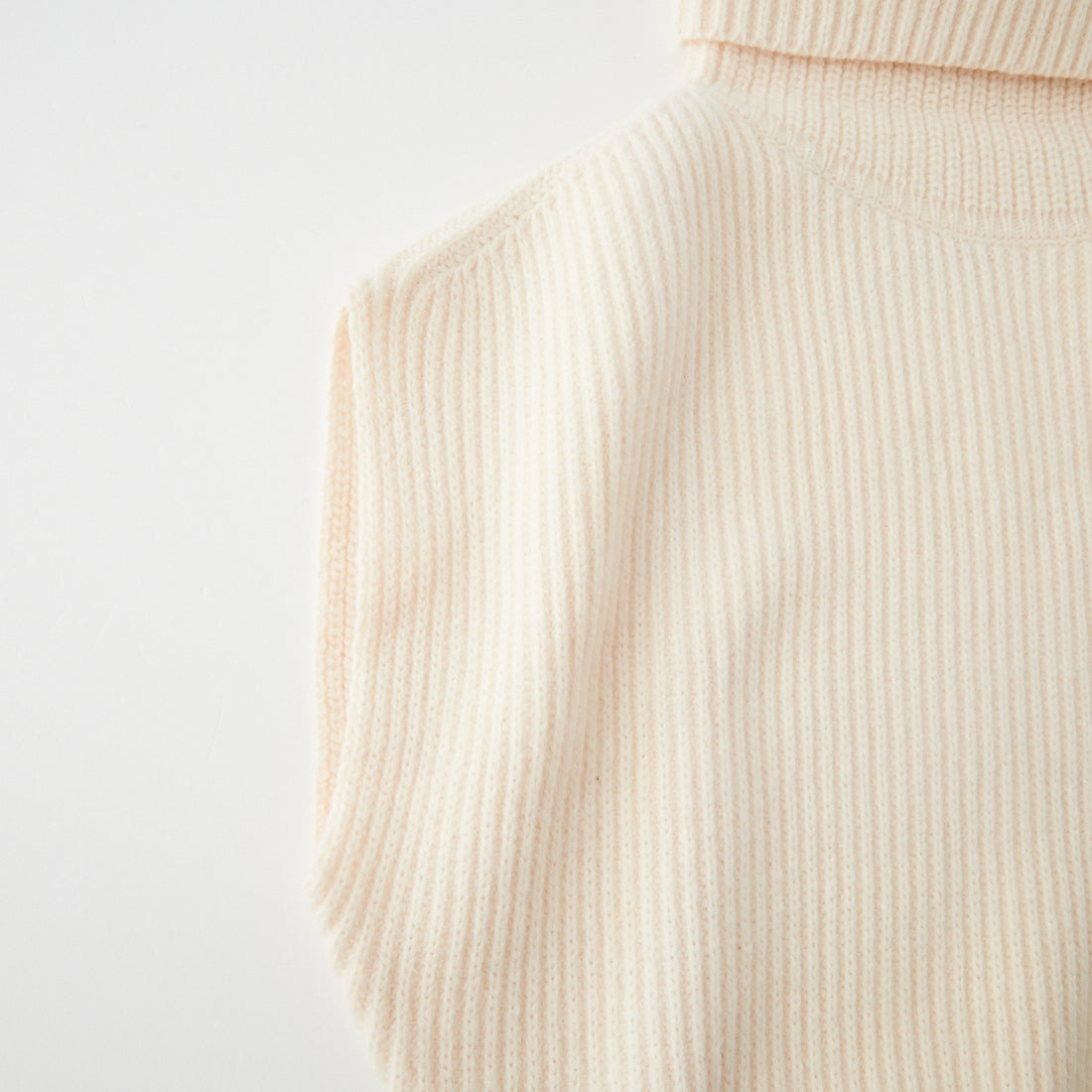 BLOSSOM [ブロッサム] MAON タートルネック スリーブレスニット [BL-NT-26FW-04] IVORY