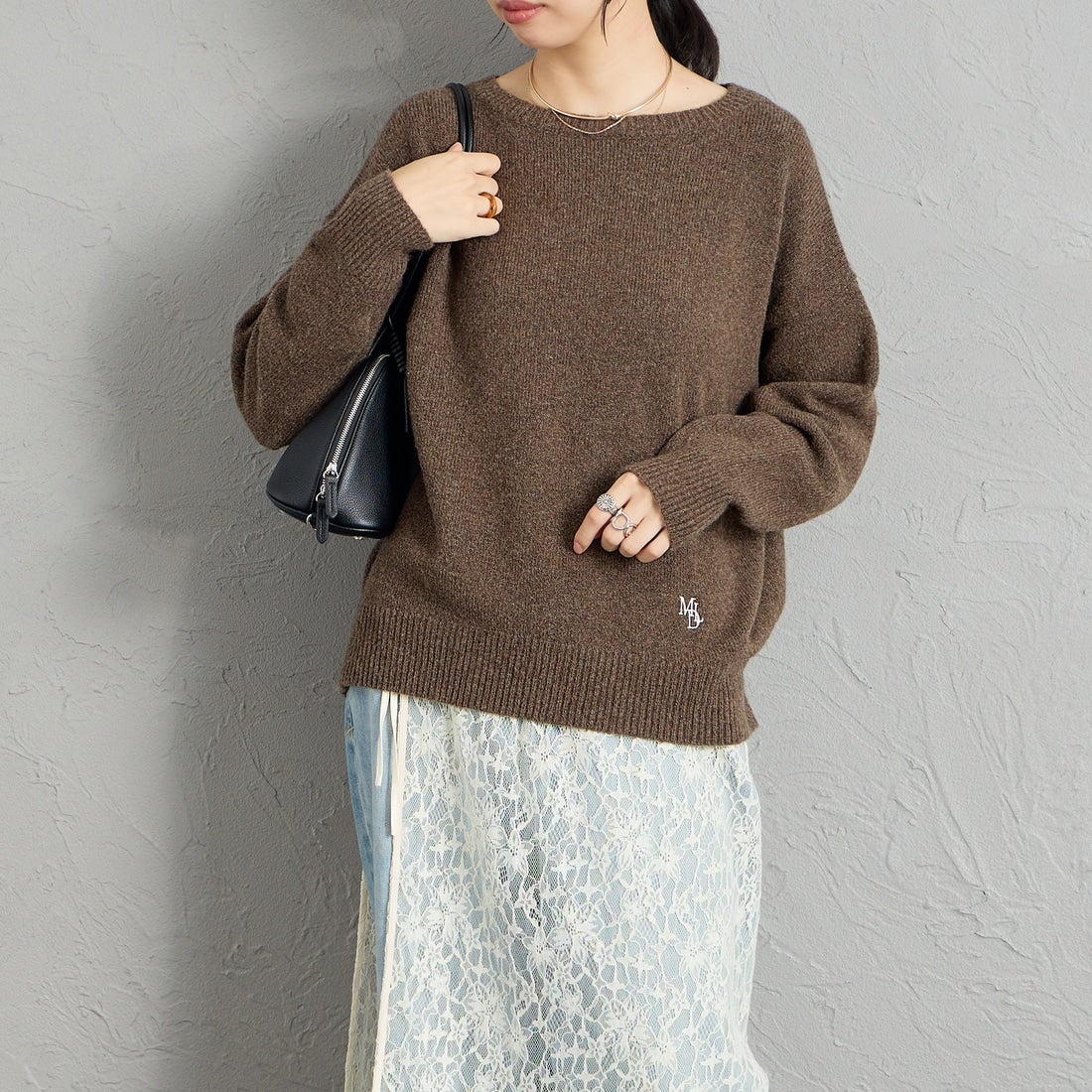 MICA&DEAL × JEANSFACTORY [マイカアンドディール × ジーンズファクトリー] 別注 ルーズシルエット ボートネックニット [0126408365-JF] BROWN &&モデル身長：162cm 着用サイズ：F&&