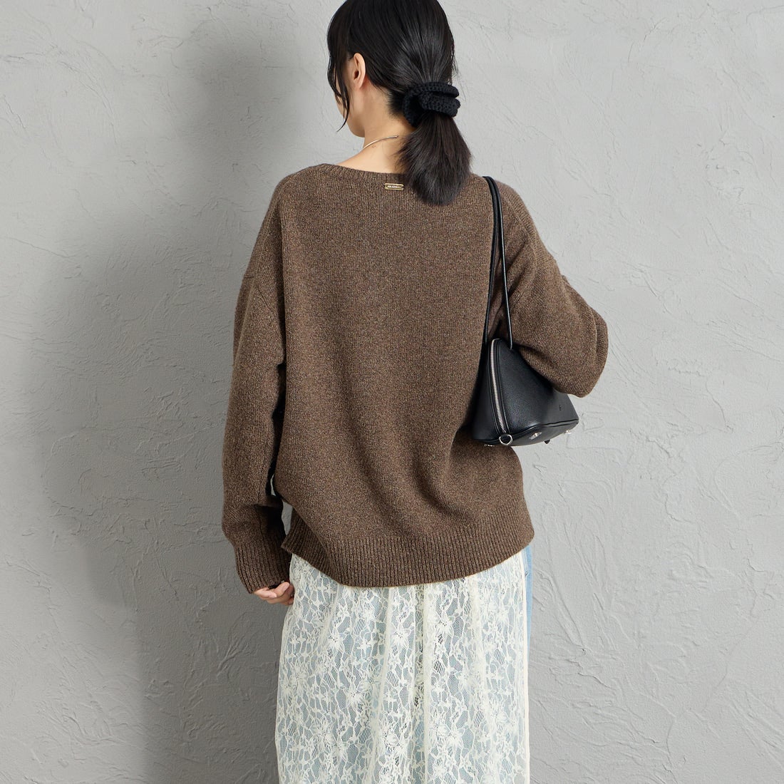 MICA&DEAL × JEANSFACTORY [マイカアンドディール × ジーンズファクトリー] 別注 ルーズシルエット ボートネックニット [0126408365-JF] BROWN &&モデル身長：162cm 着用サイズ：F&&