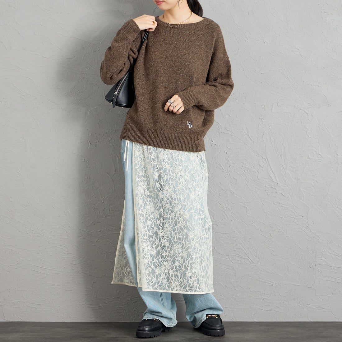 MICA&DEAL × JEANSFACTORY [マイカアンドディール × ジーンズファクトリー] 別注 ルーズシルエット ボートネックニット [0126408365-JF] BROWN &&モデル身長：162cm 着用サイズ：F&&