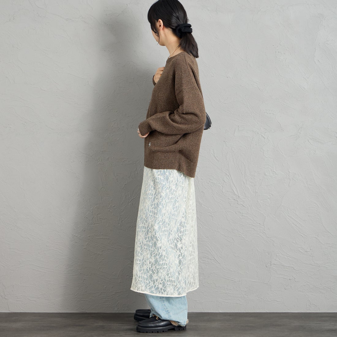 MICA&DEAL × JEANSFACTORY [マイカアンドディール × ジーンズファクトリー] 別注 ルーズシルエット ボートネックニット [0126408365-JF] BROWN &&モデル身長：162cm 着用サイズ：F&&