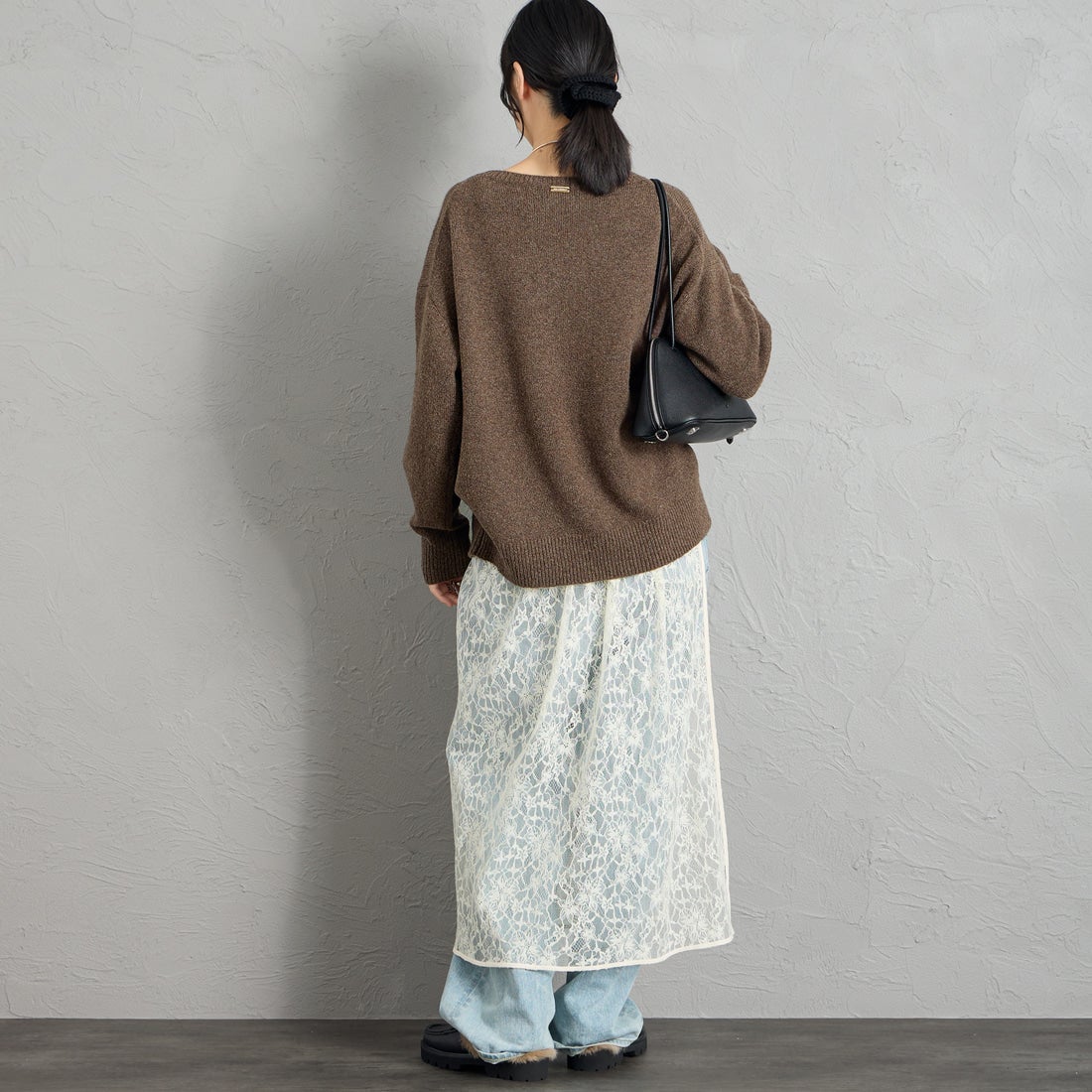 MICA&DEAL × JEANSFACTORY [マイカアンドディール × ジーンズファクトリー] 別注 ルーズシルエット ボートネックニット [0126408365-JF] BROWN &&モデル身長：162cm 着用サイズ：F&&