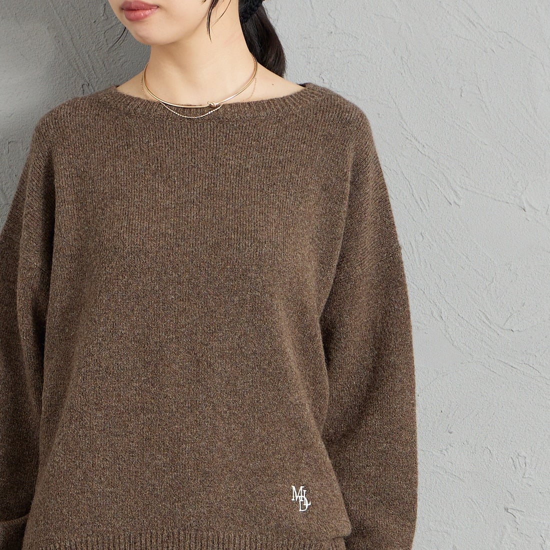 MICA&DEAL × JEANSFACTORY [マイカアンドディール × ジーンズファクトリー] 別注 ルーズシルエット ボートネックニット [0126408365-JF] BROWN &&モデル身長：162cm 着用サイズ：F&&