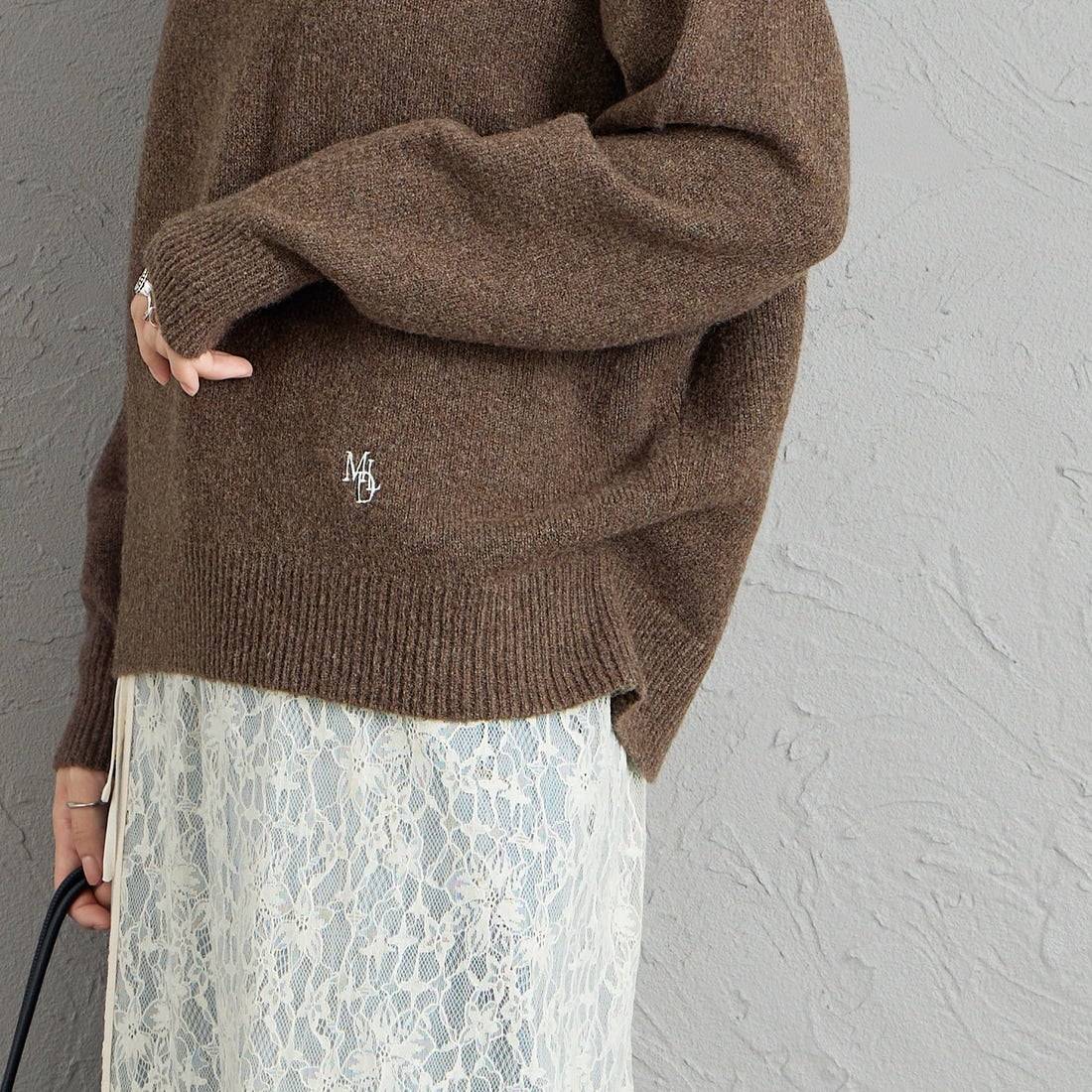MICA&DEAL × JEANSFACTORY [マイカアンドディール × ジーンズファクトリー] 別注 ルーズシルエット ボートネックニット [0126408365-JF] BROWN &&モデル身長：162cm 着用サイズ：F&&