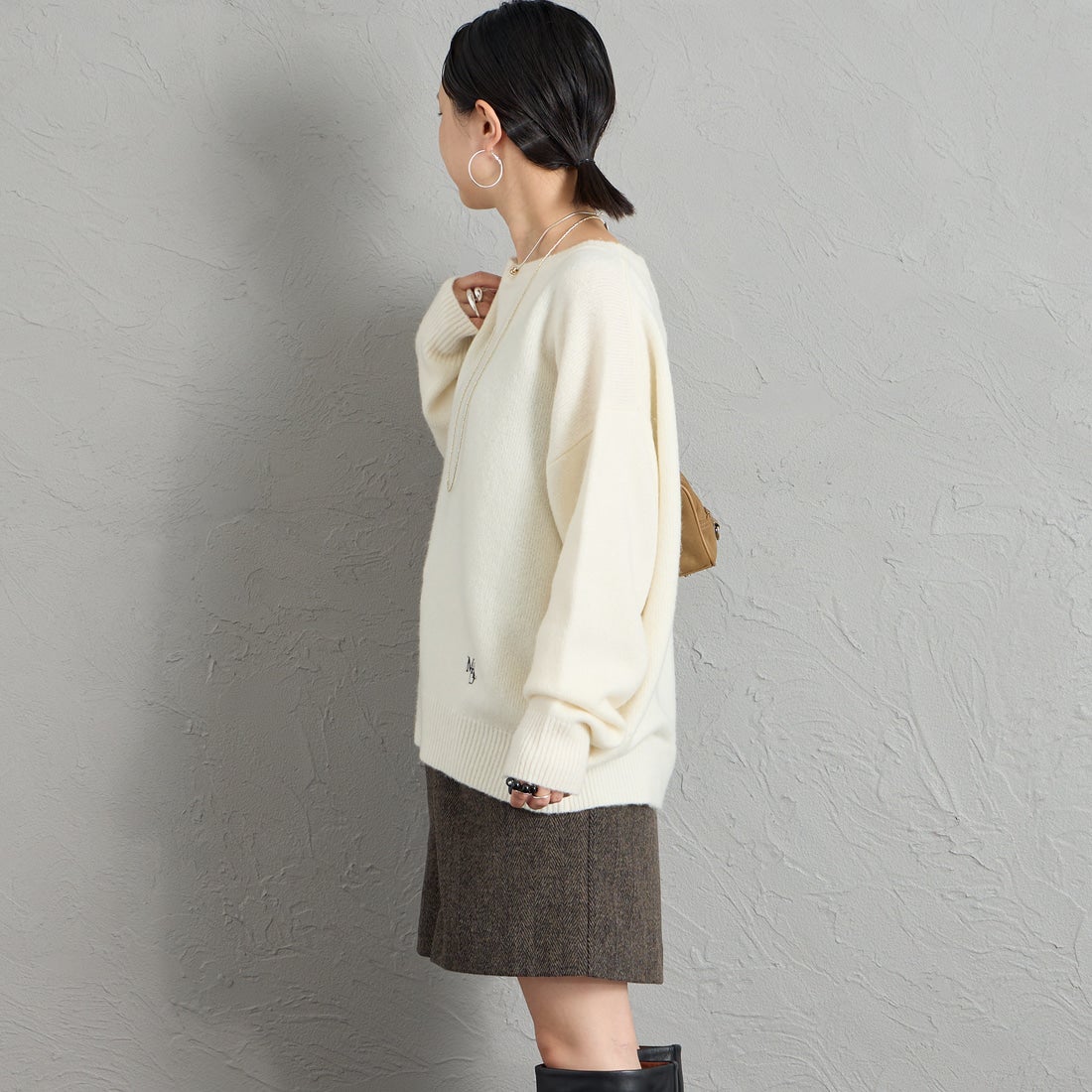 MICA&DEAL × JEANSFACTORY [マイカアンドディール × ジーンズファクトリー] 別注 ルーズシルエット ボートネックニット [0126408365-JF] OFF WHITE &&モデル身長：150cm 着用サイズ：F&&