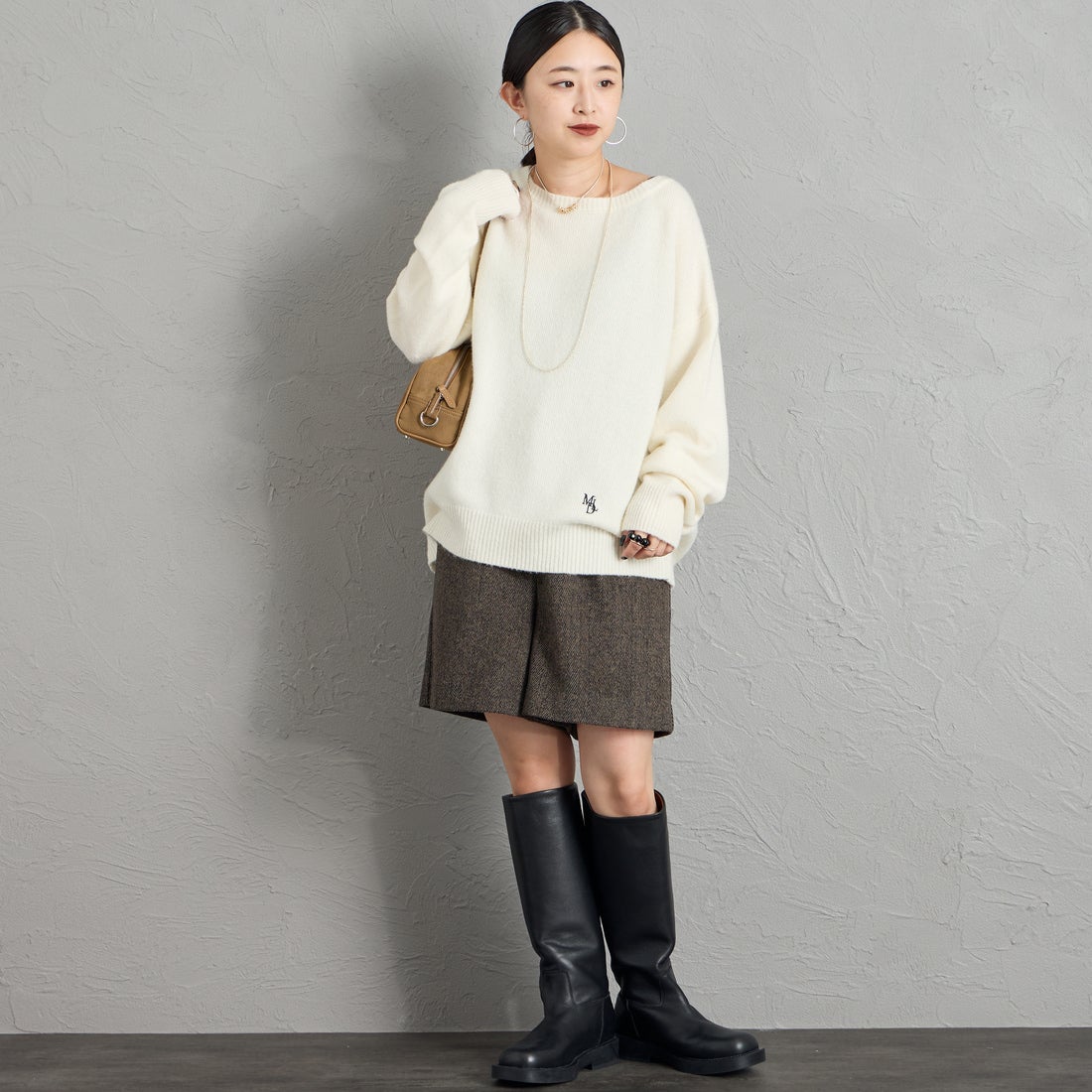 MICA&DEAL × JEANSFACTORY [マイカアンドディール × ジーンズファクトリー] 別注 ルーズシルエット ボートネックニット [0126408365-JF] OFF WHITE &&モデル身長：150cm 着用サイズ：F&&