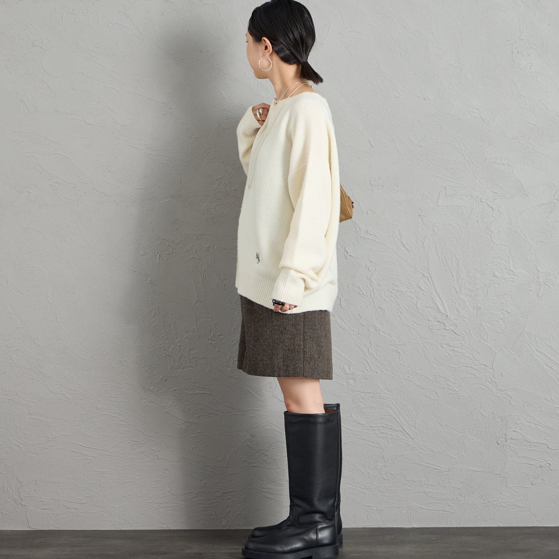 MICA&DEAL × JEANSFACTORY [マイカアンドディール × ジーンズファクトリー] 別注 ルーズシルエット ボートネックニット [0126408365-JF] OFF WHITE &&モデル身長：150cm 着用サイズ：F&&