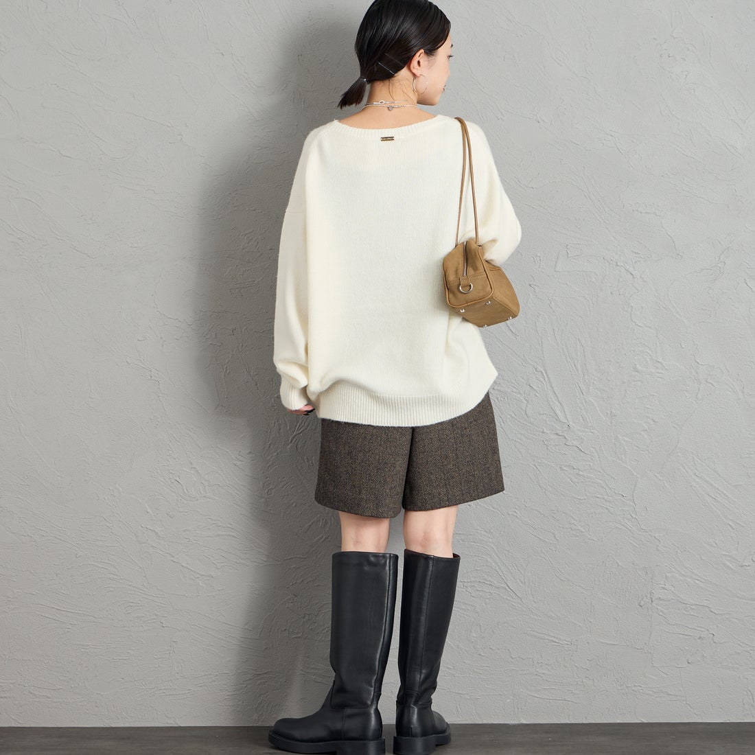 MICA&DEAL × JEANSFACTORY [マイカアンドディール × ジーンズファクトリー] 別注 ルーズシルエット ボートネックニット [0126408365-JF] OFF WHITE &&モデル身長：150cm 着用サイズ：F&&