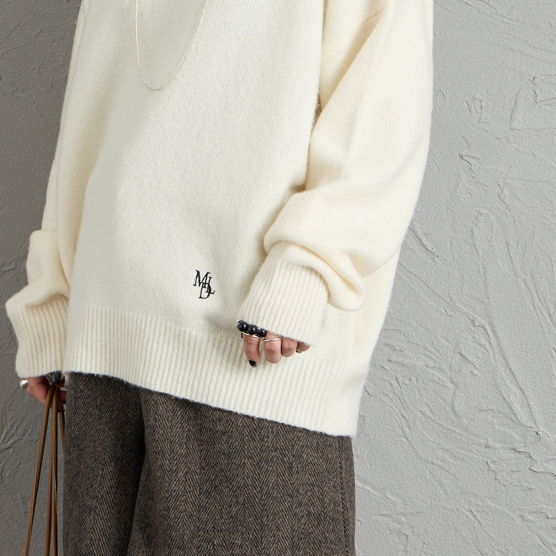 MICA&DEAL × JEANSFACTORY [マイカアンドディール × ジーンズファクトリー] 別注 ルーズシルエット ボートネックニット [0126408365-JF] OFF WHITE &&モデル身長：150cm 着用サイズ：F&&