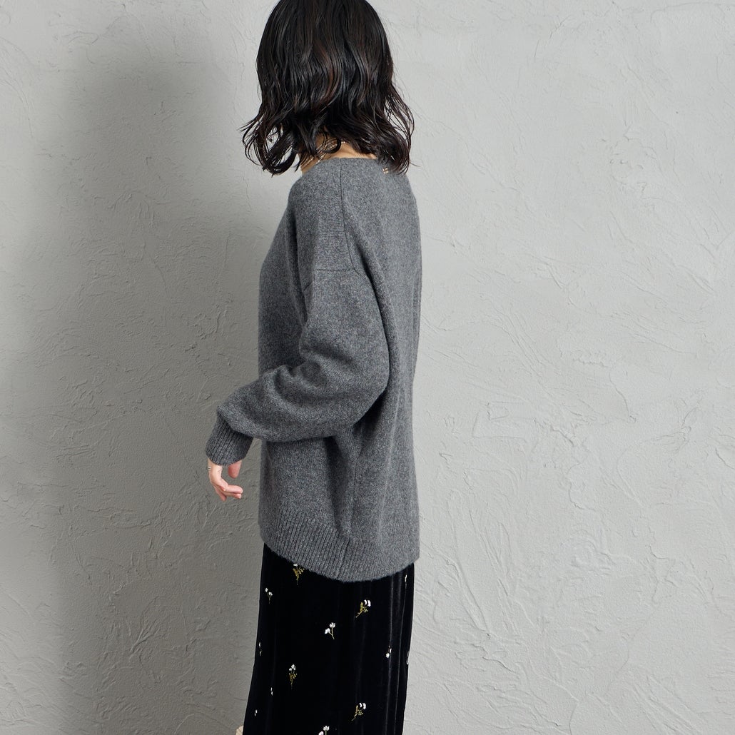 MICA&DEAL × JEANSFACTORY [マイカアンドディール × ジーンズファクトリー] 別注 ルーズシルエット ボートネックニット [0126408365-JF] CHARCOAL &&モデル身長：160cm 着用サイズ：F&&