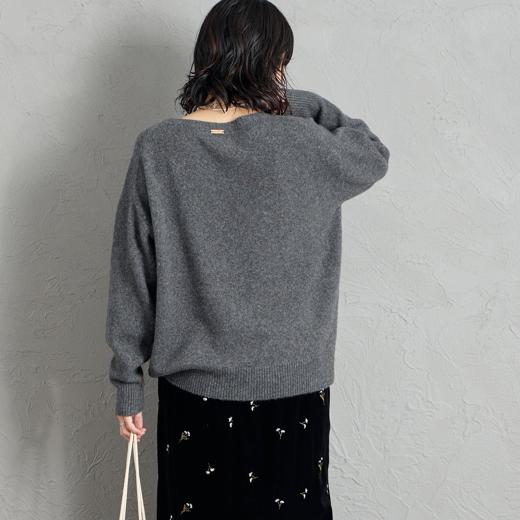 MICA&DEAL × JEANSFACTORY [マイカアンドディール × ジーンズファクトリー] 別注 ルーズシルエット ボートネックニット [0126408365-JF] CHARCOAL &&モデル身長：160cm 着用サイズ：F&&