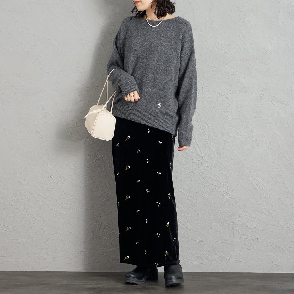MICA&DEAL × JEANSFACTORY [マイカアンドディール × ジーンズファクトリー] 別注 ルーズシルエット ボートネックニット [0126408365-JF] CHARCOAL &&モデル身長：160cm 着用サイズ：F&&