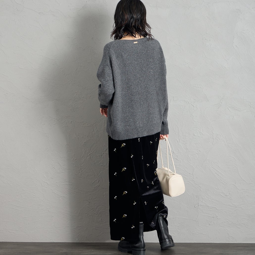 MICA&DEAL × JEANSFACTORY [マイカアンドディール × ジーンズファクトリー] 別注 ルーズシルエット ボートネックニット [0126408365-JF] CHARCOAL &&モデル身長：160cm 着用サイズ：F&&