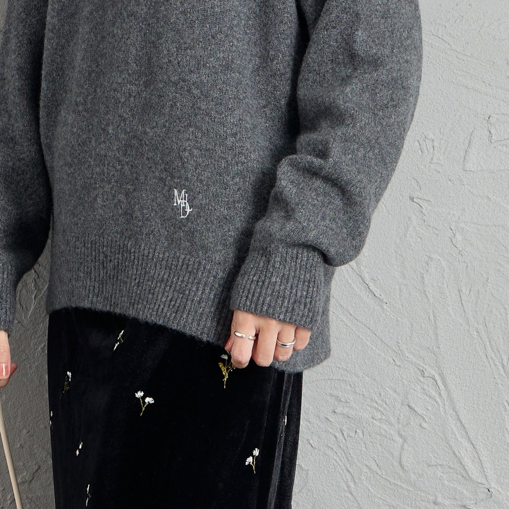 MICA&DEAL × JEANSFACTORY [マイカアンドディール × ジーンズファクトリー] 別注 ルーズシルエット ボートネックニット [0126408365-JF] CHARCOAL &&モデル身長：160cm 着用サイズ：F&&