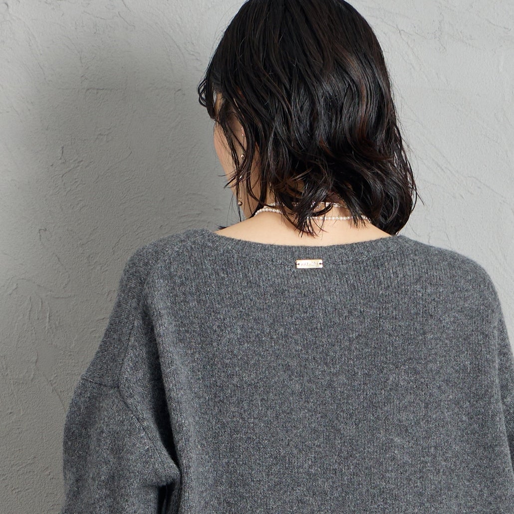 MICA&DEAL × JEANSFACTORY [マイカアンドディール × ジーンズファクトリー] 別注 ルーズシルエット ボートネックニット [0126408365-JF] CHARCOAL &&モデル身長：160cm 着用サイズ：F&&