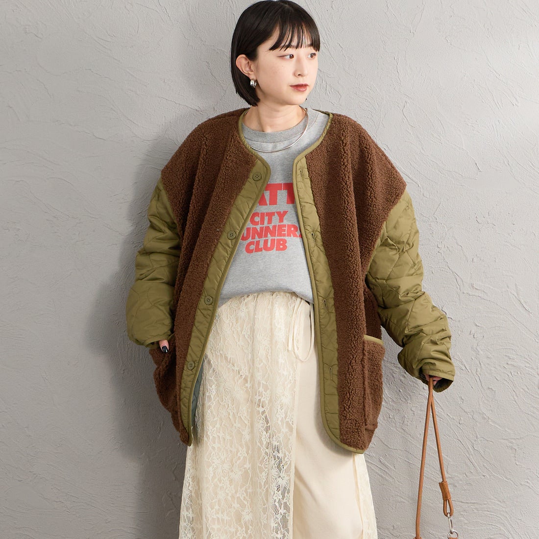 UNIVERSAL OVERALL [ユニバーサルオーバーオール] 別注 ボア切替 キルティングジャケット [U2632451IN-JF] KHAKI &&モデル身長：150cm 着用サイズ：F&&