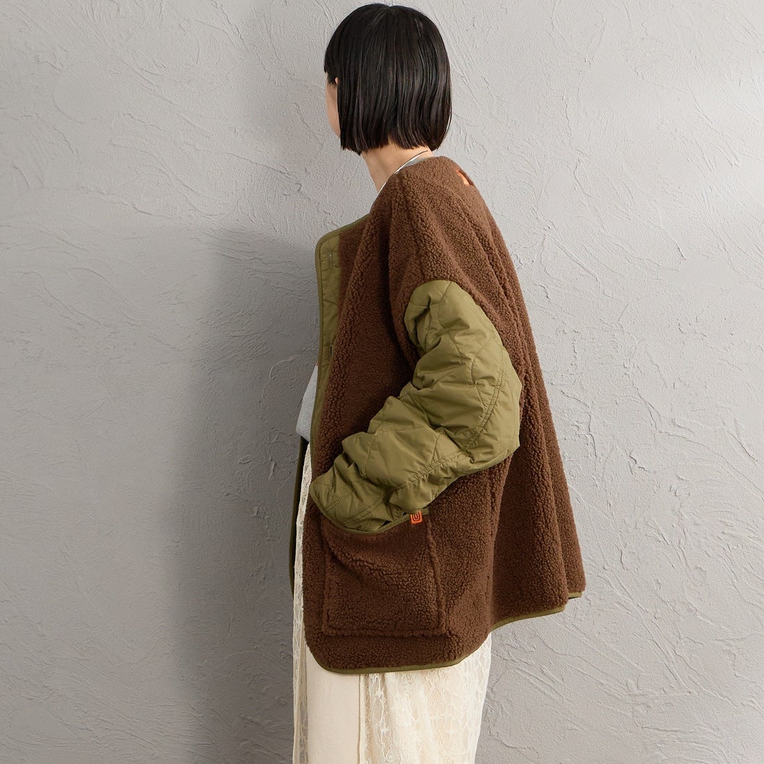 UNIVERSAL OVERALL [ユニバーサルオーバーオール] 別注 ボア切替 キルティングジャケット [U2632451IN-JF] KHAKI &&モデル身長：150cm 着用サイズ：F&&