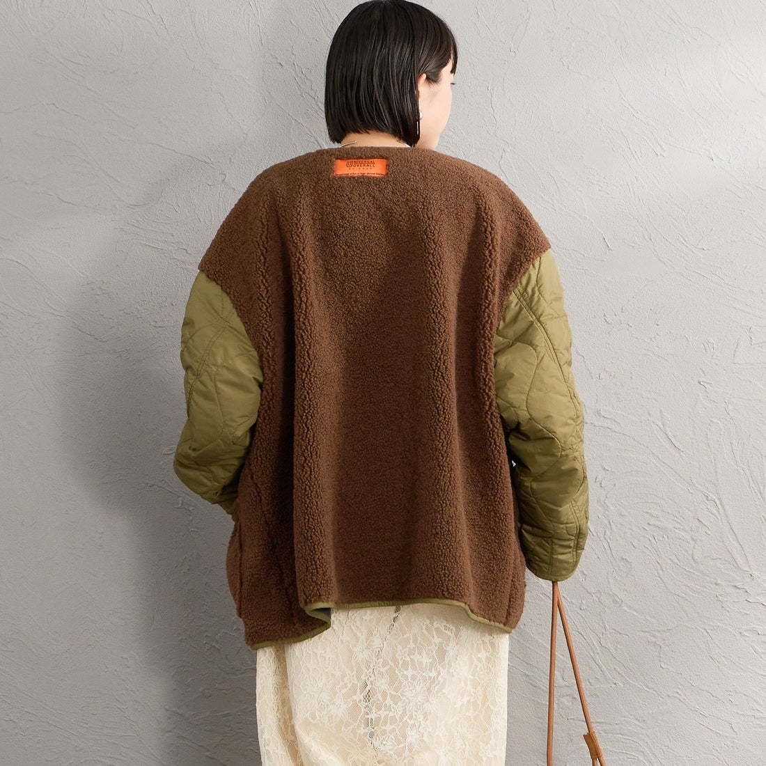 UNIVERSAL OVERALL [ユニバーサルオーバーオール] 別注 ボア切替 キルティングジャケット [U2632451IN-JF] KHAKI &&モデル身長：150cm 着用サイズ：F&&