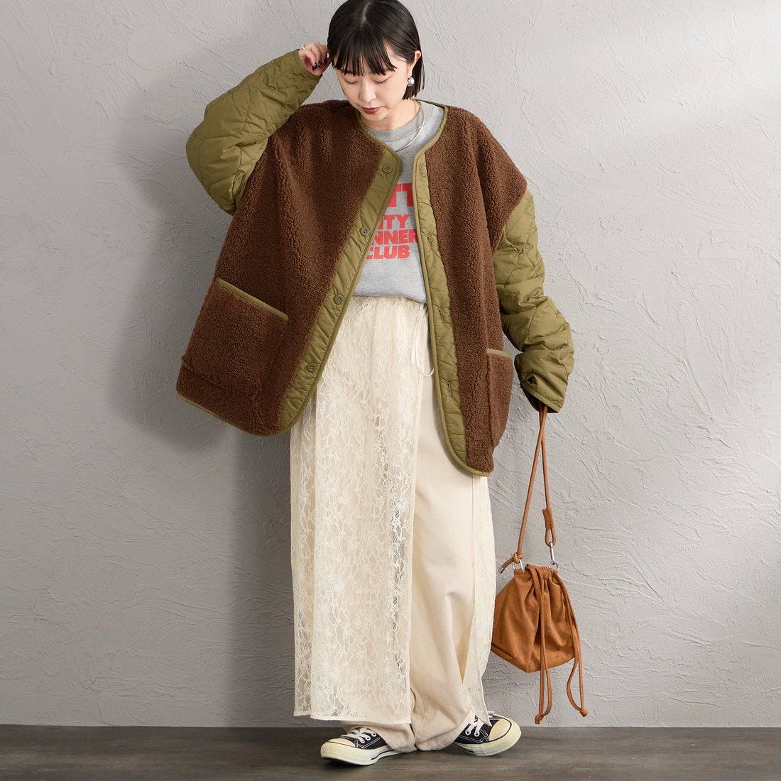 UNIVERSAL OVERALL [ユニバーサルオーバーオール] 別注 ボア切替 キルティングジャケット [U2632451IN-JF] KHAKI &&モデル身長：150cm 着用サイズ：F&&