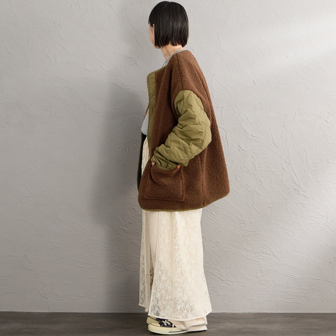 UNIVERSAL OVERALL [ユニバーサルオーバーオール] 別注 ボア切替 キルティングジャケット [U2632451IN-JF] KHAKI &&モデル身長：150cm 着用サイズ：F&&