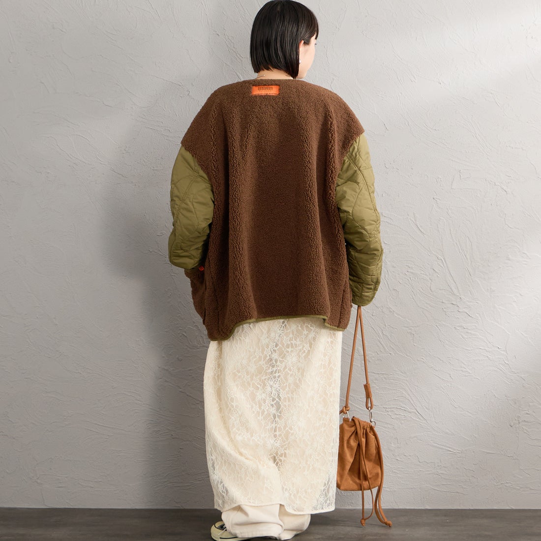 UNIVERSAL OVERALL [ユニバーサルオーバーオール] 別注 ボア切替 キルティングジャケット [U2632451IN-JF] KHAKI &&モデル身長：150cm 着用サイズ：F&&