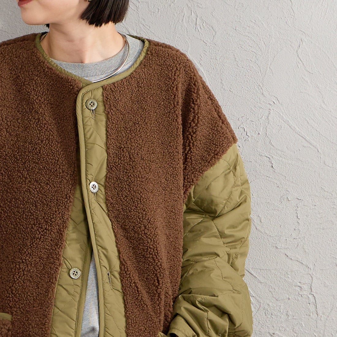 UNIVERSAL OVERALL [ユニバーサルオーバーオール] 別注 ボア切替 キルティングジャケット [U2632451IN-JF] KHAKI &&モデル身長：150cm 着用サイズ：F&&