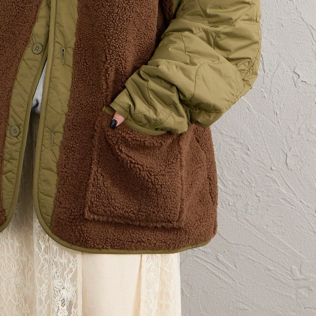 UNIVERSAL OVERALL [ユニバーサルオーバーオール] 別注 ボア切替 キルティングジャケット [U2632451IN-JF] KHAKI &&モデル身長：150cm 着用サイズ：F&&