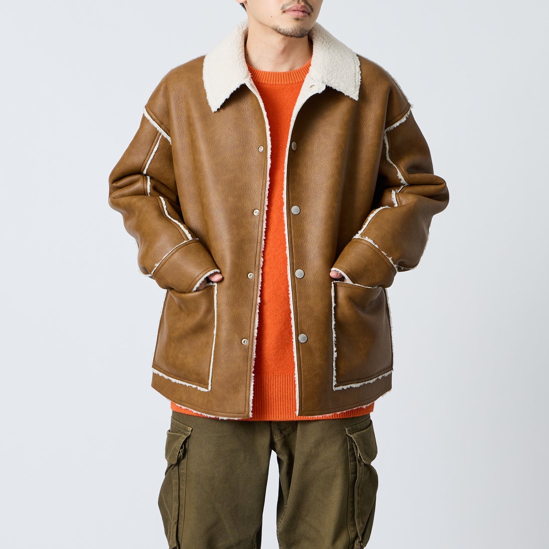 UNIVERSAL OVERALL [ユニバーサルオーバーオール] 別注 リバーシブル フェイクレザー ボアジャケット [U2633413IN-JF] CAMEL &&モデル身長：168cm 着用サイズ：L&&