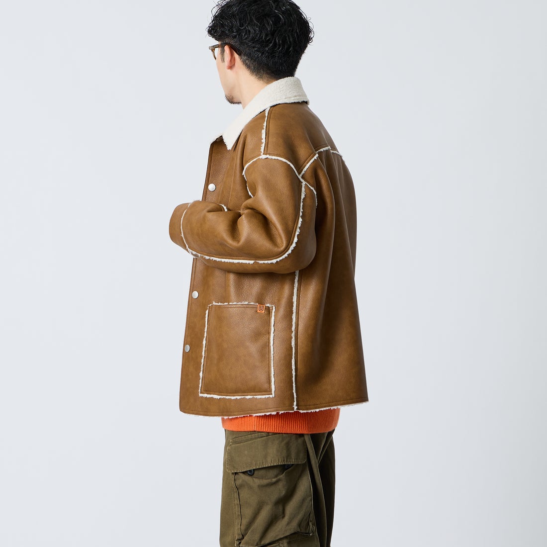 UNIVERSAL OVERALL [ユニバーサルオーバーオール] 別注 リバーシブル フェイクレザー ボアジャケット [U2633413IN-JF] CAMEL &&モデル身長：168cm 着用サイズ：L&&