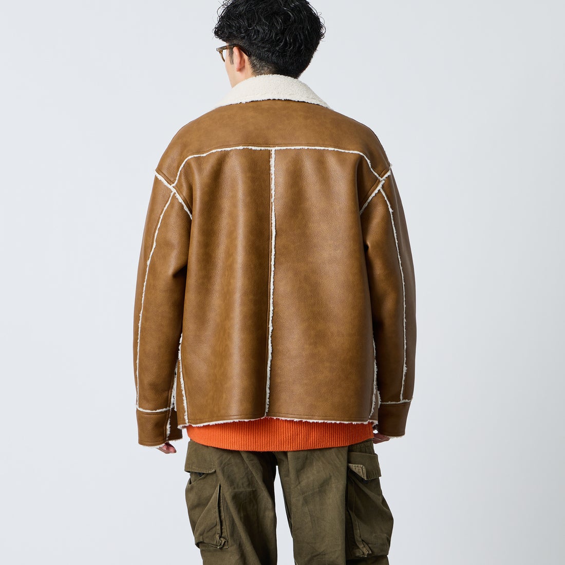 UNIVERSAL OVERALL [ユニバーサルオーバーオール] 別注 リバーシブル フェイクレザー ボアジャケット [U2633413IN-JF] CAMEL &&モデル身長：168cm 着用サイズ：L&&