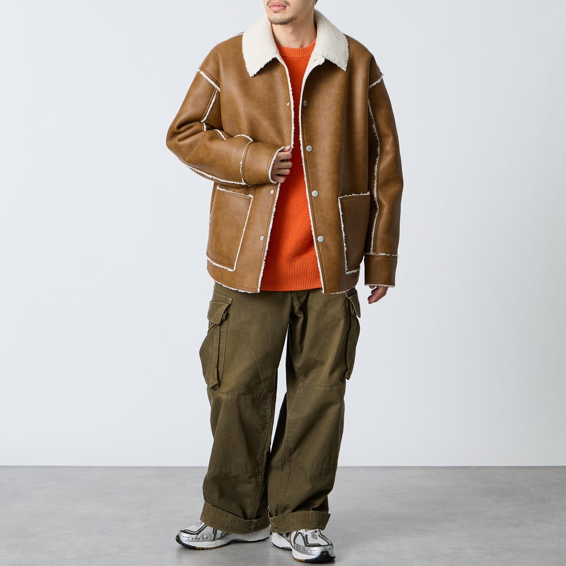 UNIVERSAL OVERALL [ユニバーサルオーバーオール] 別注 リバーシブル フェイクレザー ボアジャケット [U2633413IN-JF] CAMEL &&モデル身長：168cm 着用サイズ：L&&