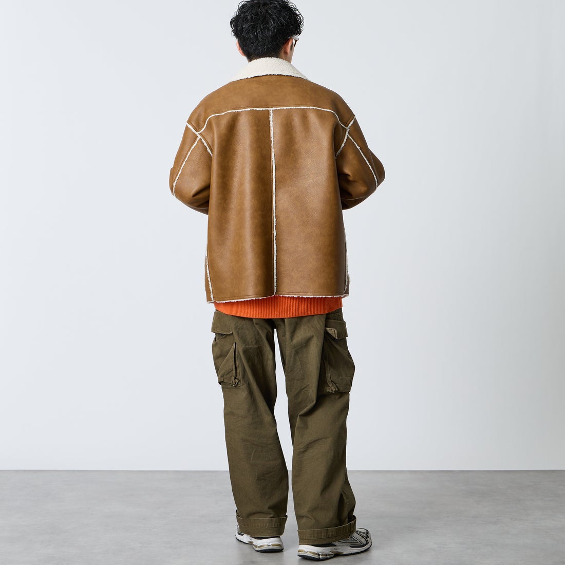 UNIVERSAL OVERALL [ユニバーサルオーバーオール] 別注 リバーシブル フェイクレザー ボアジャケット [U2633413IN-JF] CAMEL &&モデル身長：168cm 着用サイズ：L&&