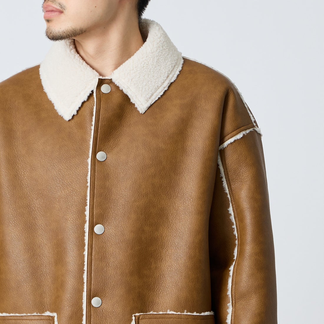 UNIVERSAL OVERALL [ユニバーサルオーバーオール] 別注 リバーシブル フェイクレザー ボアジャケット [U2633413IN-JF] CAMEL &&モデル身長：168cm 着用サイズ：L&&
