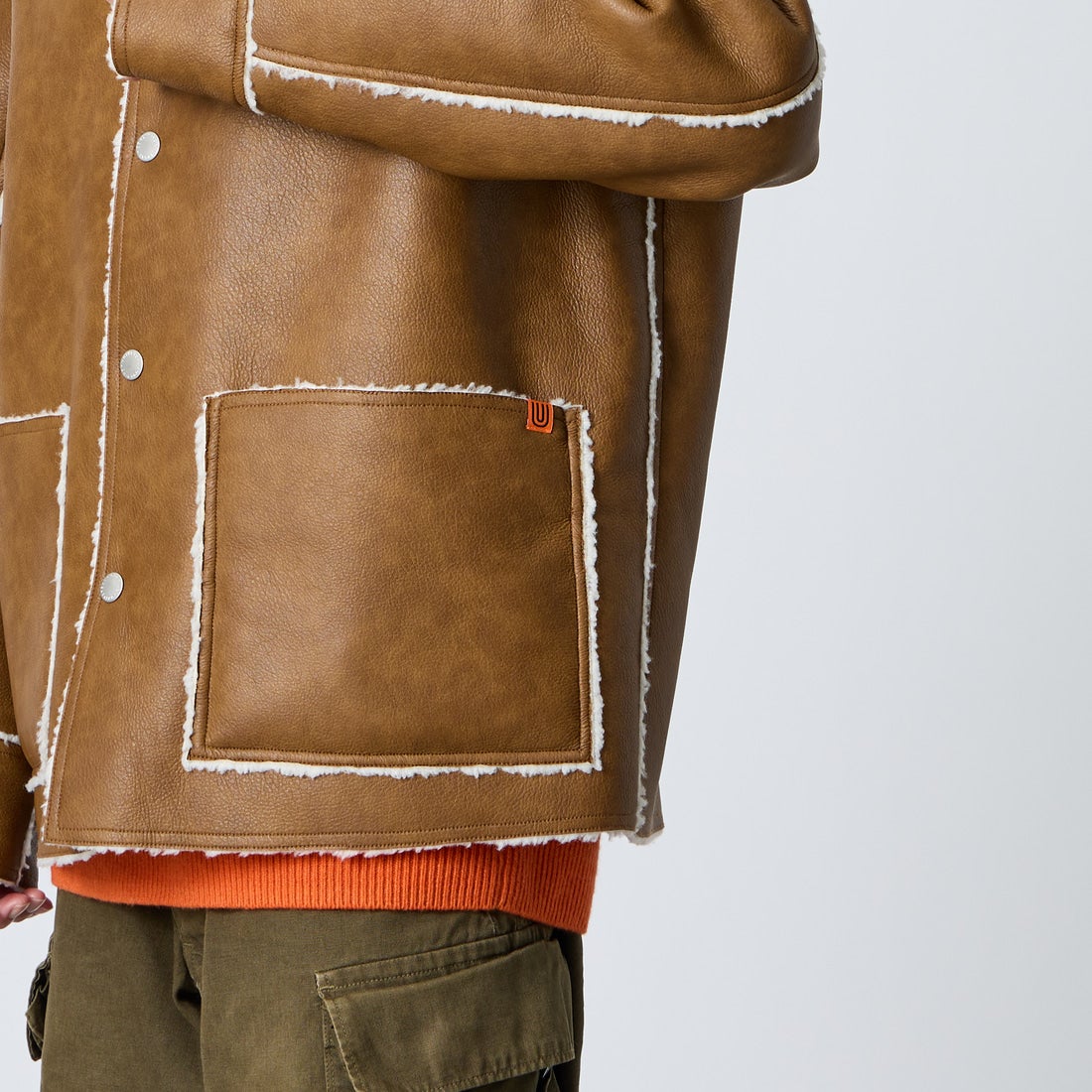 UNIVERSAL OVERALL [ユニバーサルオーバーオール] 別注 リバーシブル フェイクレザー ボアジャケット [U2633413IN-JF] CAMEL &&モデル身長：168cm 着用サイズ：L&&