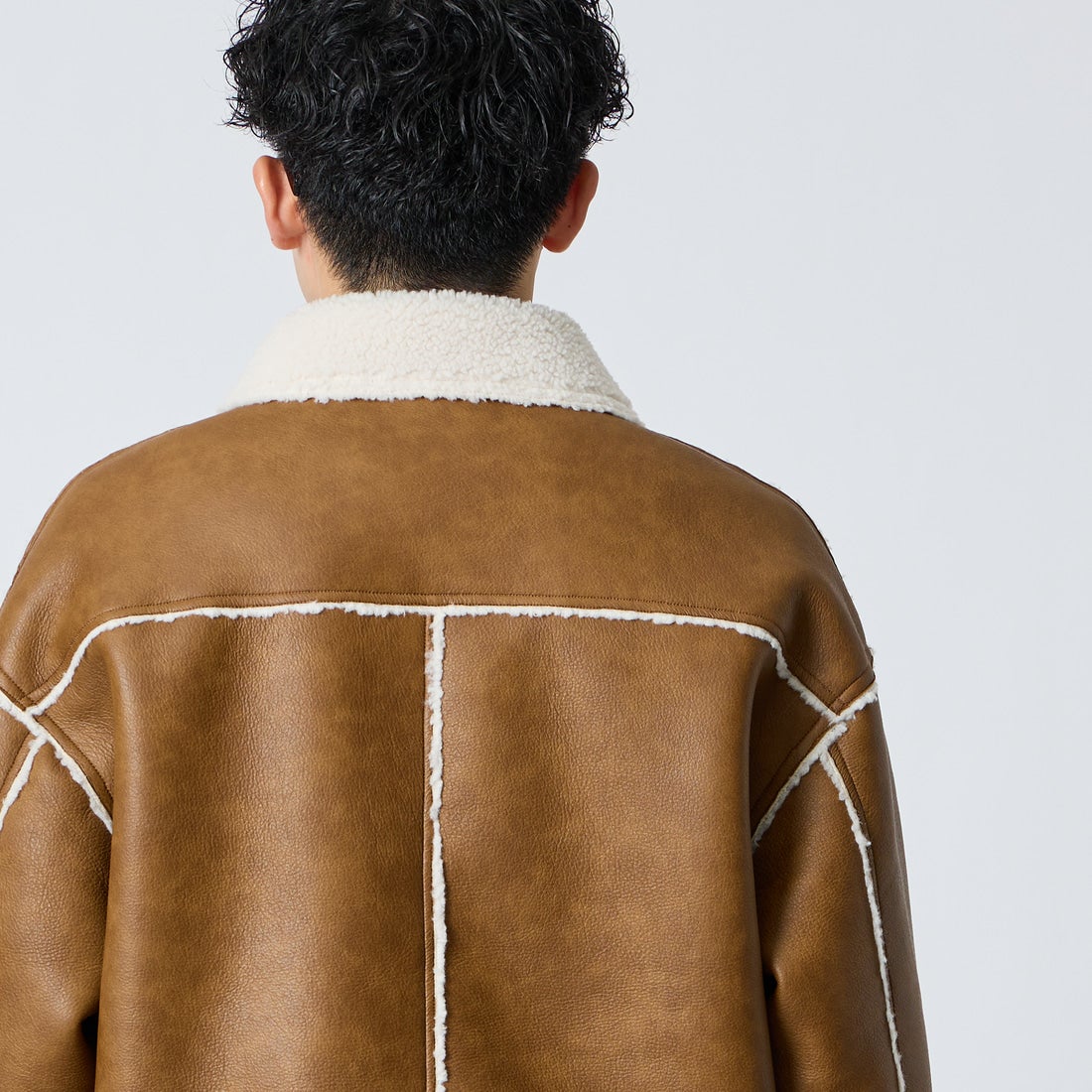 UNIVERSAL OVERALL [ユニバーサルオーバーオール] 別注 リバーシブル フェイクレザー ボアジャケット [U2633413IN-JF] CAMEL &&モデル身長：168cm 着用サイズ：L&&