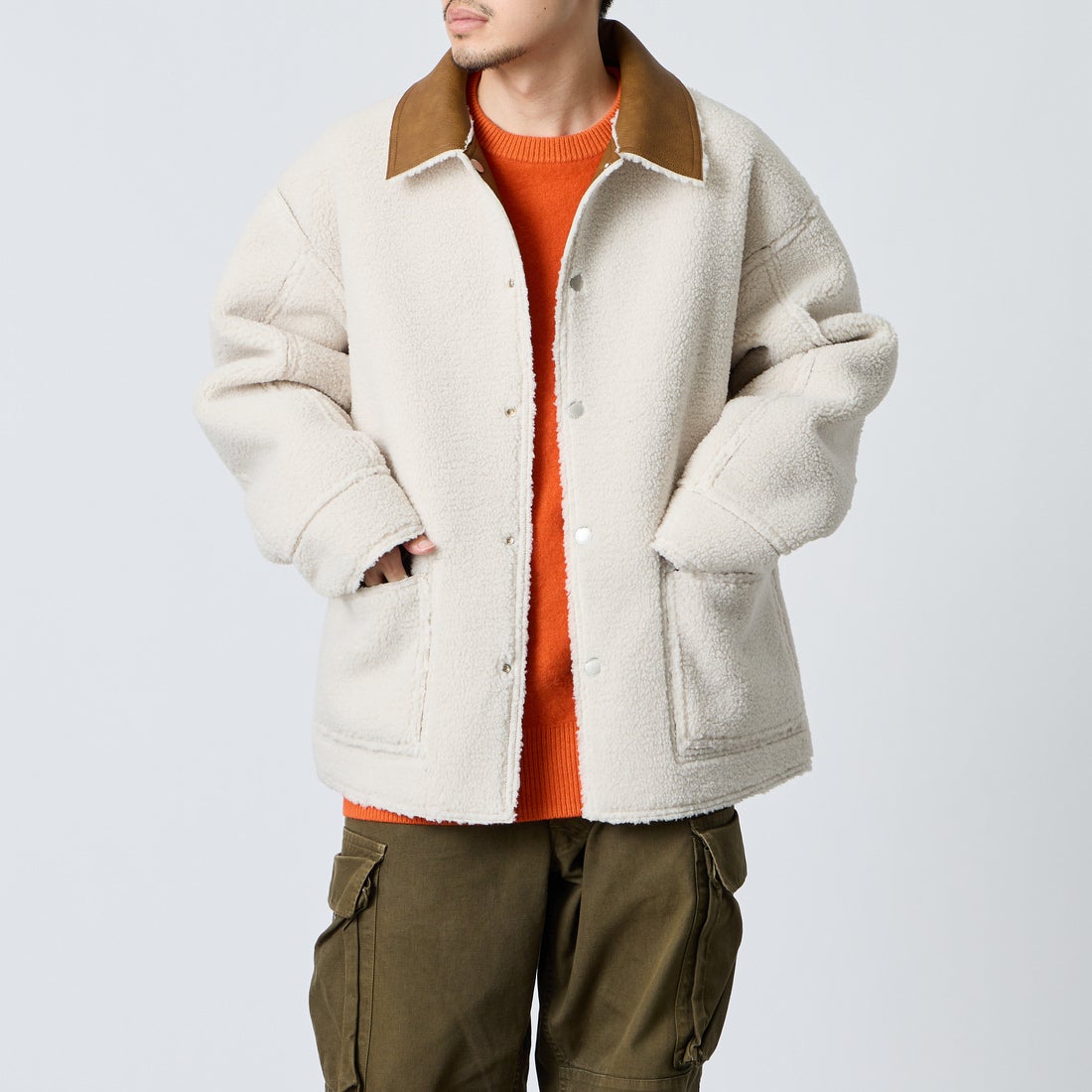 UNIVERSAL OVERALL [ユニバーサルオーバーオール] 別注 リバーシブル フェイクレザー ボアジャケット [U2633413IN-JF] CAMEL &&モデル身長：168cm 着用サイズ：L&&
