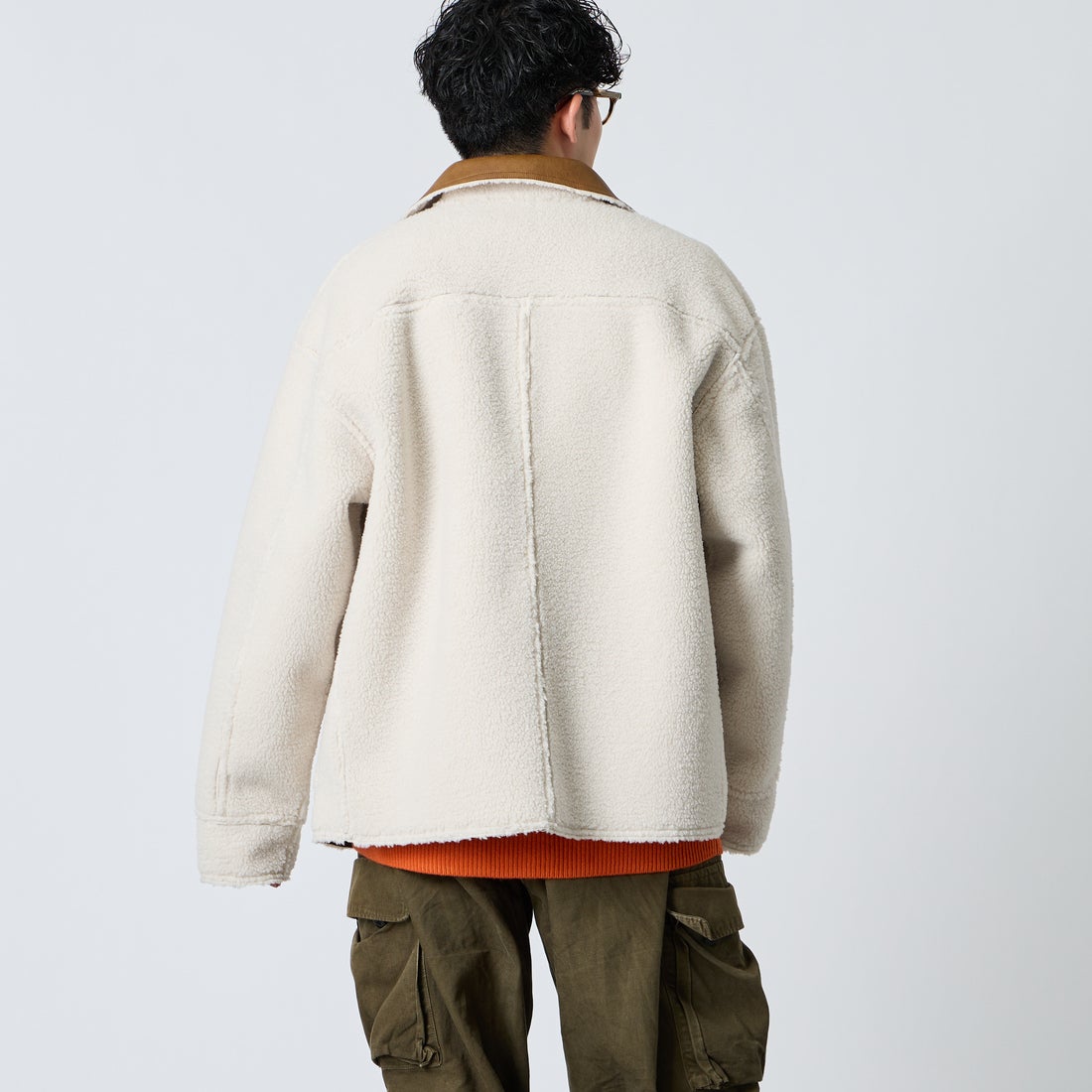 UNIVERSAL OVERALL [ユニバーサルオーバーオール] 別注 リバーシブル フェイクレザー ボアジャケット [U2633413IN-JF] CAMEL &&モデル身長：168cm 着用サイズ：L&&