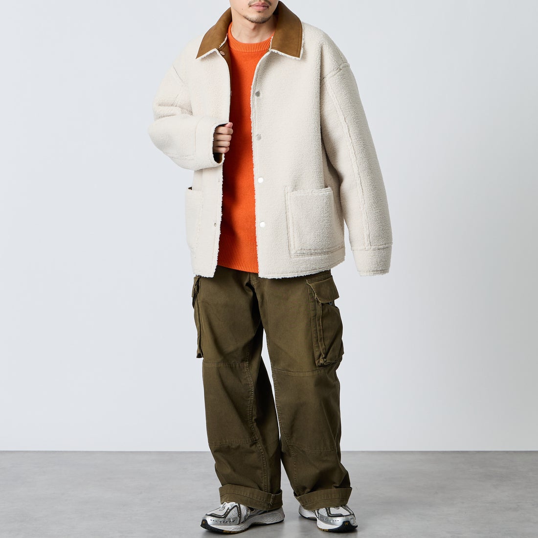 UNIVERSAL OVERALL [ユニバーサルオーバーオール] 別注 リバーシブル フェイクレザー ボアジャケット [U2633413IN-JF] CAMEL &&モデル身長：168cm 着用サイズ：L&&
