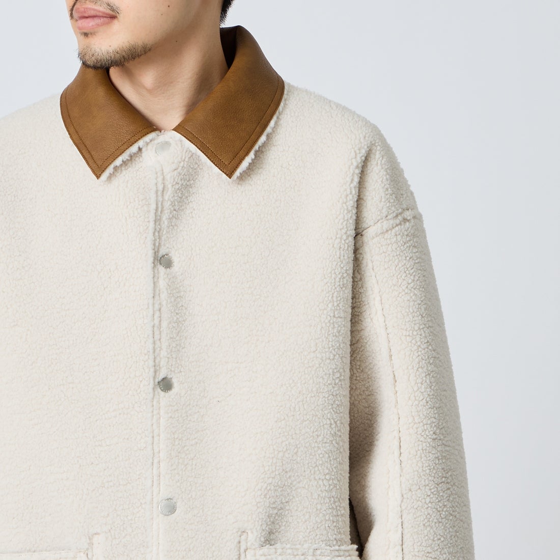 UNIVERSAL OVERALL [ユニバーサルオーバーオール] 別注 リバーシブル フェイクレザー ボアジャケット [U2633413IN-JF] CAMEL &&モデル身長：168cm 着用サイズ：L&&