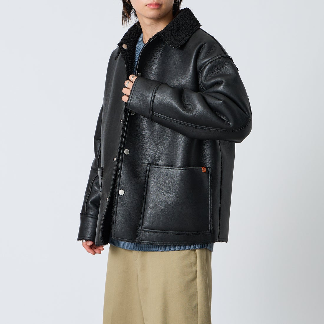 UNIVERSAL OVERALL [ユニバーサルオーバーオール] 別注 リバーシブル フェイクレザー ボアジャケット [U2633413IN-JF] BLACK &&モデル身長：177cm 着用サイズ：L&&