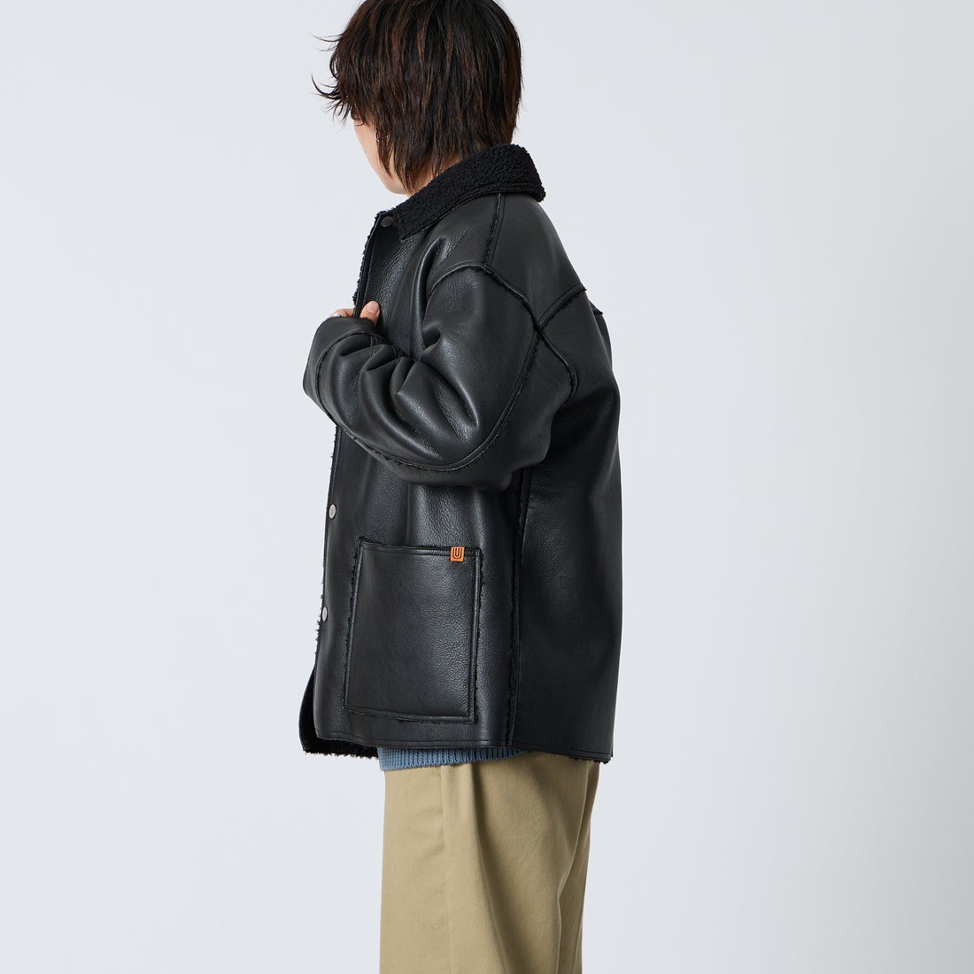 UNIVERSAL OVERALL [ユニバーサルオーバーオール] 別注 リバーシブル フェイクレザー ボアジャケット [U2633413IN-JF] BLACK &&モデル身長：177cm 着用サイズ：L&&
