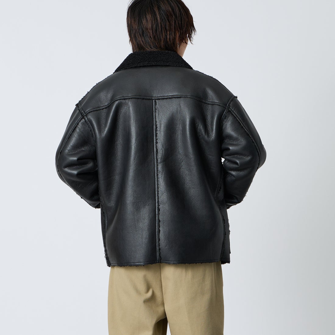 UNIVERSAL OVERALL [ユニバーサルオーバーオール] 別注 リバーシブル フェイクレザー ボアジャケット [U2633413IN-JF] BLACK &&モデル身長：177cm 着用サイズ：L&&