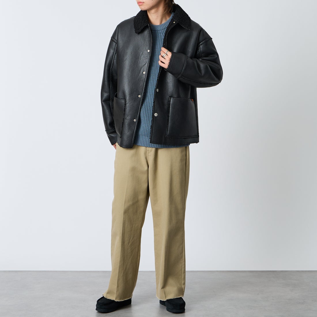 UNIVERSAL OVERALL [ユニバーサルオーバーオール] 別注 リバーシブル フェイクレザー ボアジャケット [U2633413IN-JF] BLACK &&モデル身長：177cm 着用サイズ：L&&