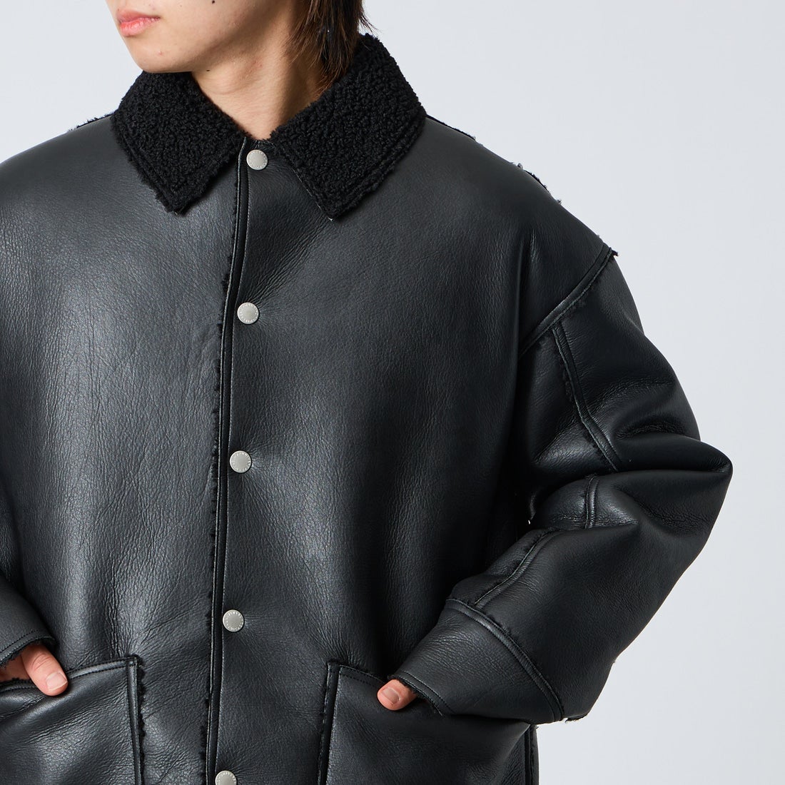 UNIVERSAL OVERALL [ユニバーサルオーバーオール] 別注 リバーシブル フェイクレザー ボアジャケット [U2633413IN-JF] BLACK &&モデル身長：177cm 着用サイズ：L&&