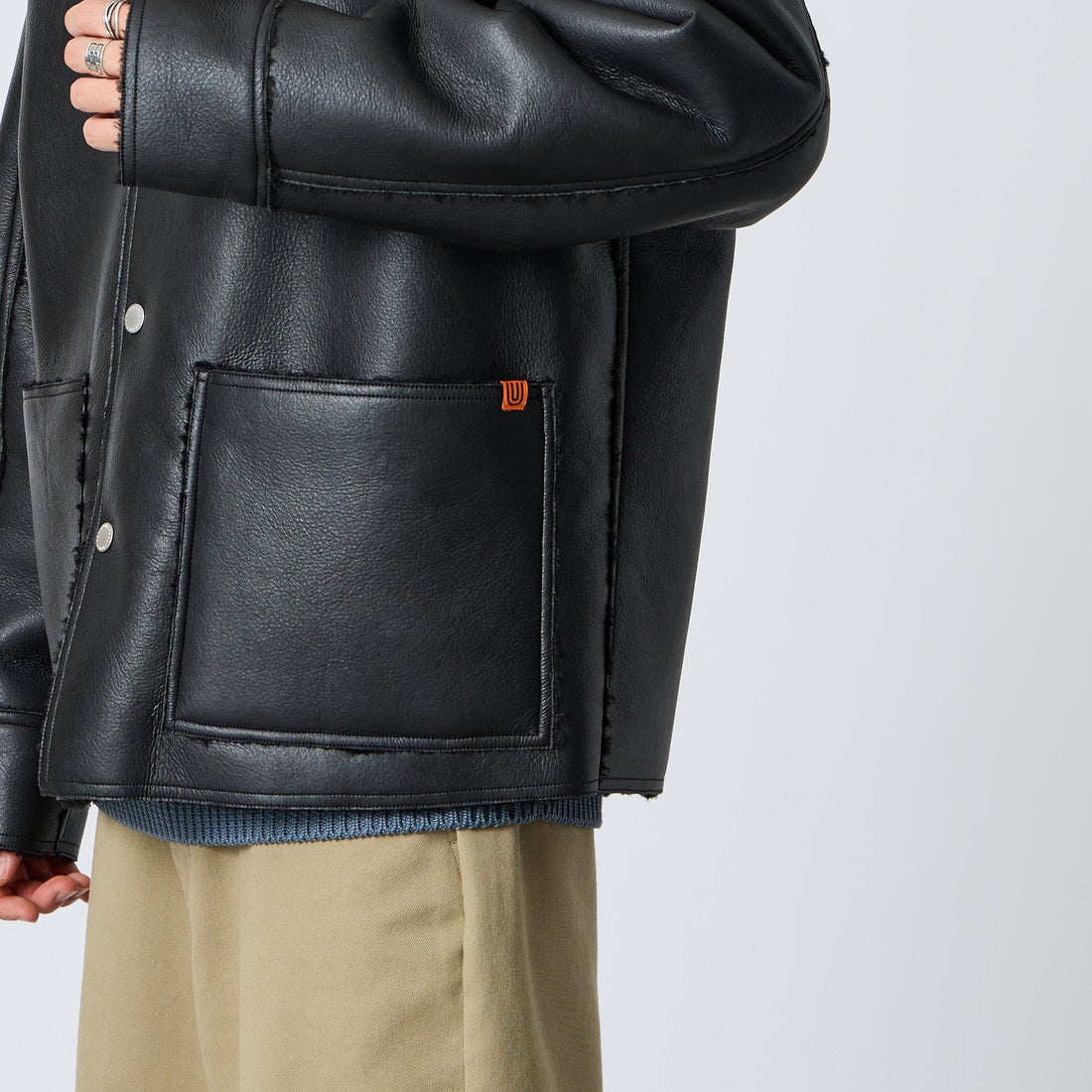 UNIVERSAL OVERALL [ユニバーサルオーバーオール] 別注 リバーシブル フェイクレザー ボアジャケット [U2633413IN-JF] BLACK &&モデル身長：177cm 着用サイズ：L&&