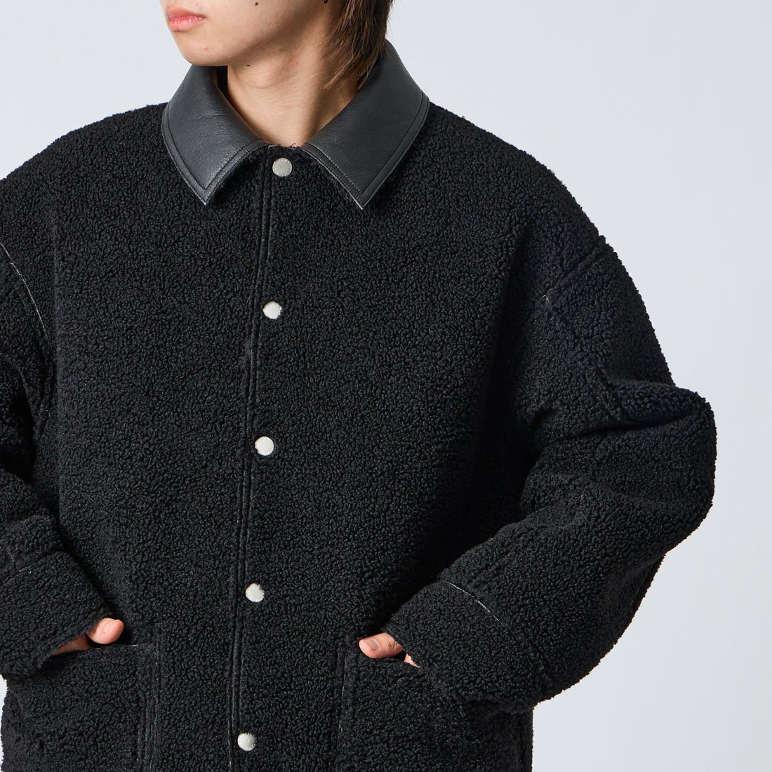 UNIVERSAL OVERALL [ユニバーサルオーバーオール] 別注 リバーシブル フェイクレザー ボアジャケット [U2633413IN-JF] BLACK &&モデル身長：177cm 着用サイズ：L&&