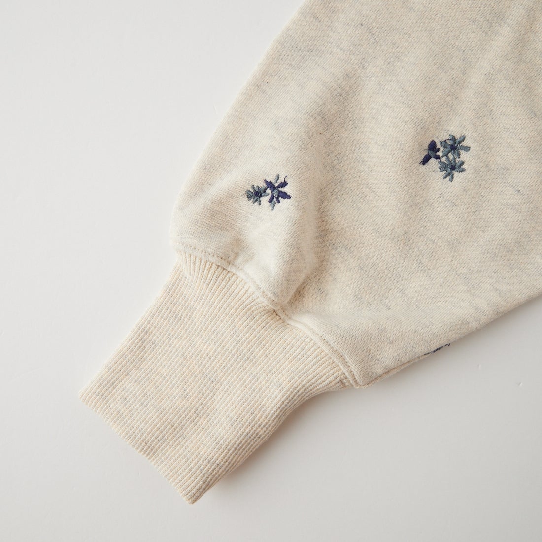 ESTROISLOSE [エストゥロワルーズ] フラワー刺繍裏毛プルオーバー [EC26309] 03 OATMEAL