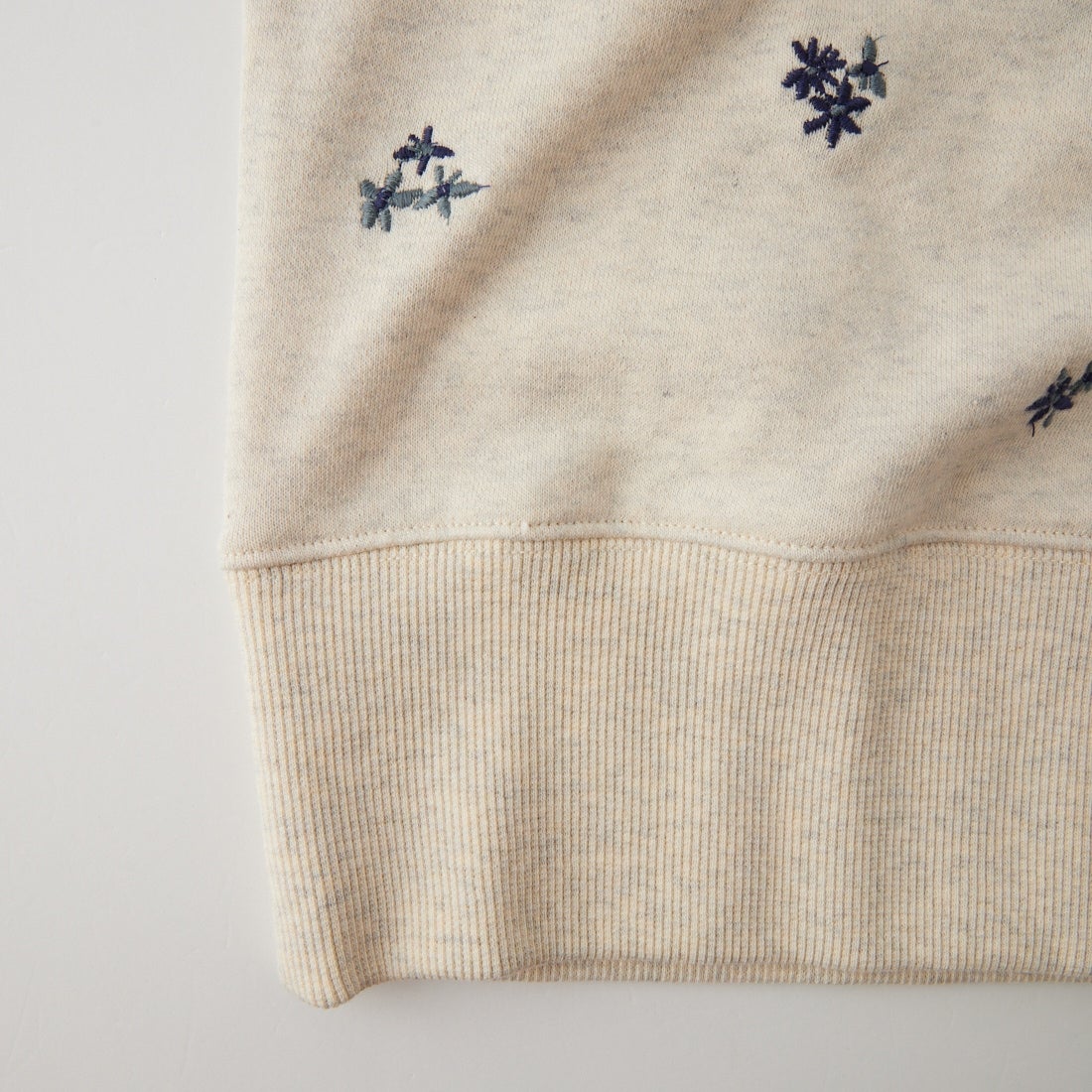 ESTROISLOSE [エストゥロワルーズ] フラワー刺繍裏毛プルオーバー [EC26309] 03 OATMEAL