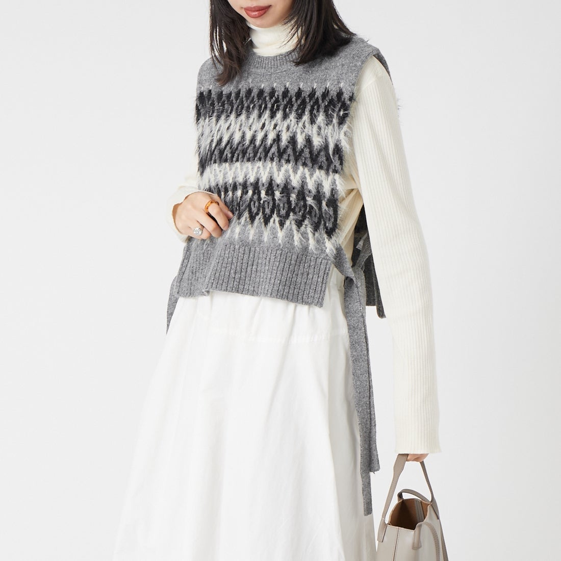 CHIGNON [シニヨン] シャギージャガードレイヤードベスト [9265-417YL] GRAY &&モデル身長：162cm 着用サイズ：F&&